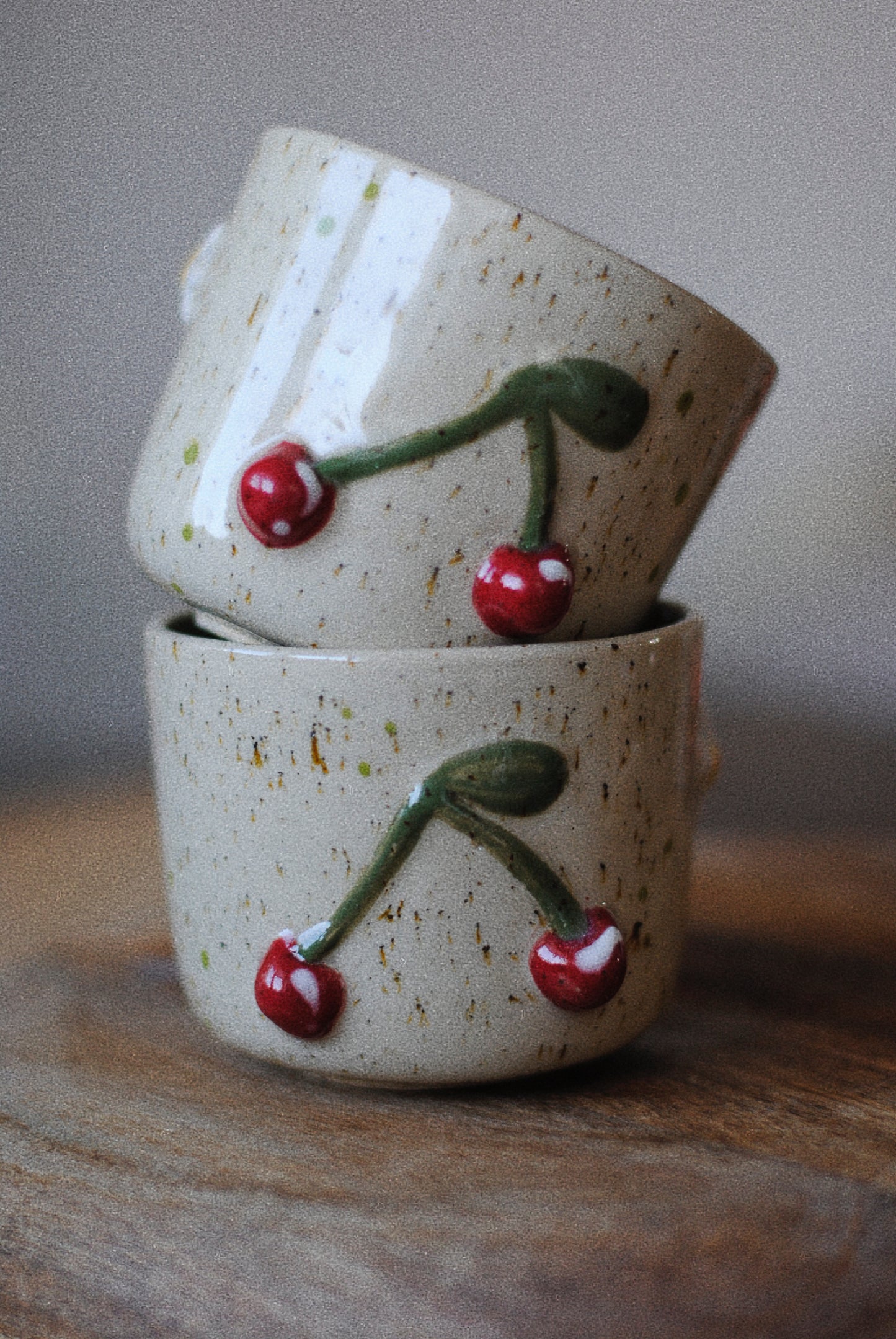 Kubek wiśnie z kwiatami bez ucha