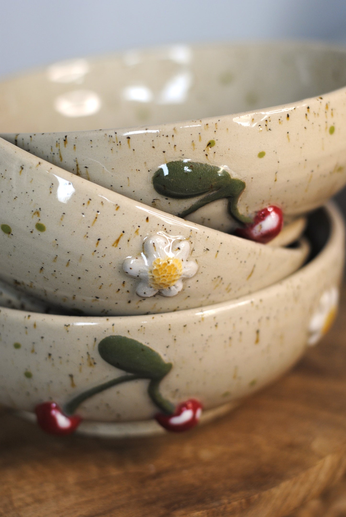 Miska wiśnie z kwiatami