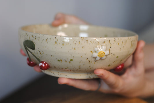 Miska wiśnie z kwiatami