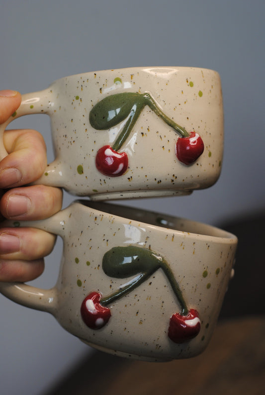 Kubek wiśnie z kwiatami