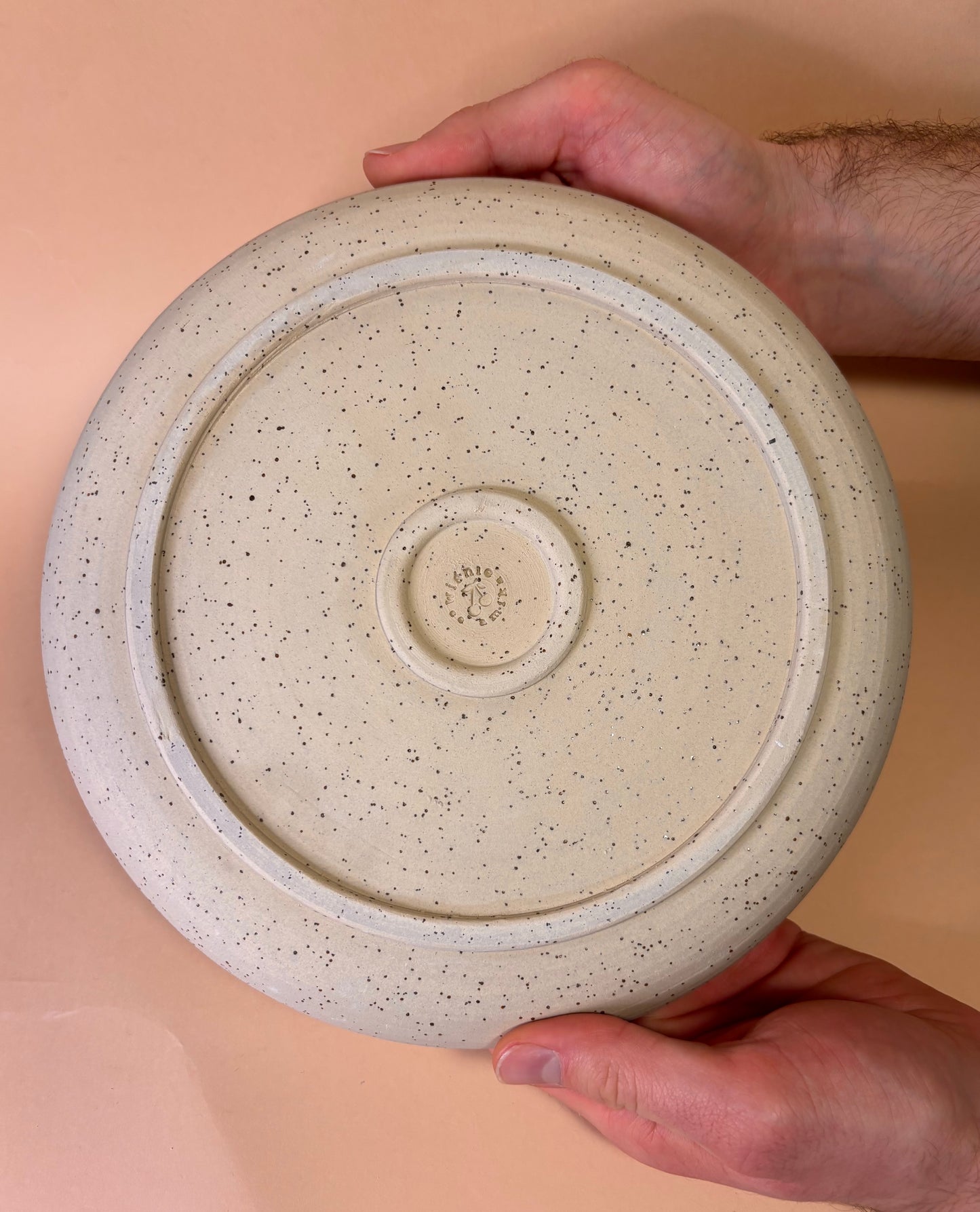 Talerz wiśnie z kwiatami