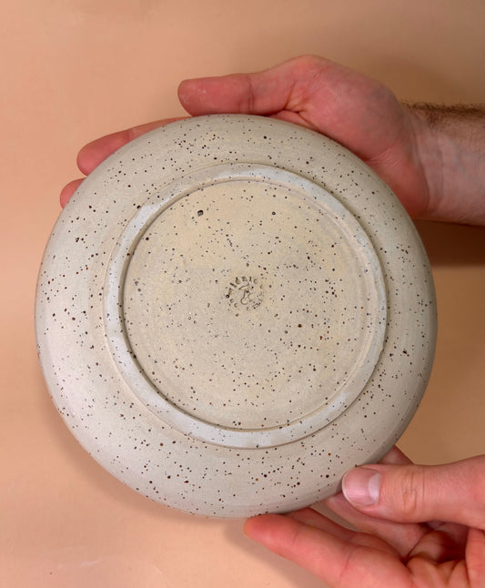 Talerz wiśnie z kwiatami